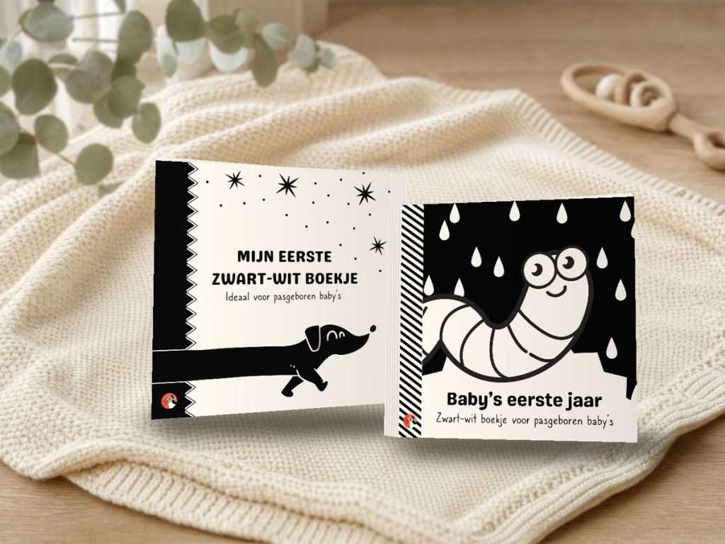 Kraamcadeauset: de twee zwart-wit babyboekjes 'Mijn eerste zwart-wit boekje' en 'Baby's eerste jaar' op een gebreid dekentje
