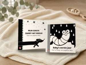Kraamcadeauset: de twee zwart-wit babyboekjes 'Mijn eerste zwart-wit boekje' en 'Baby's eerste jaar' op een gebreid dekentje